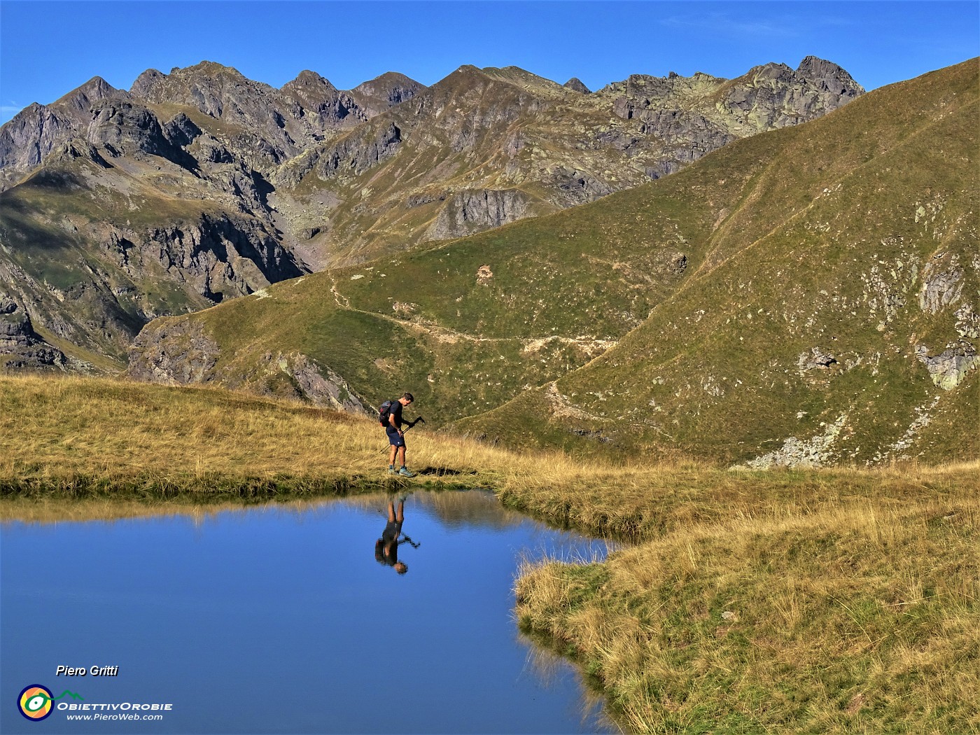 22 La bella pozza al colletto del Monte Avaro con vista verso Benigni-Tre Signori-Trona.JPG